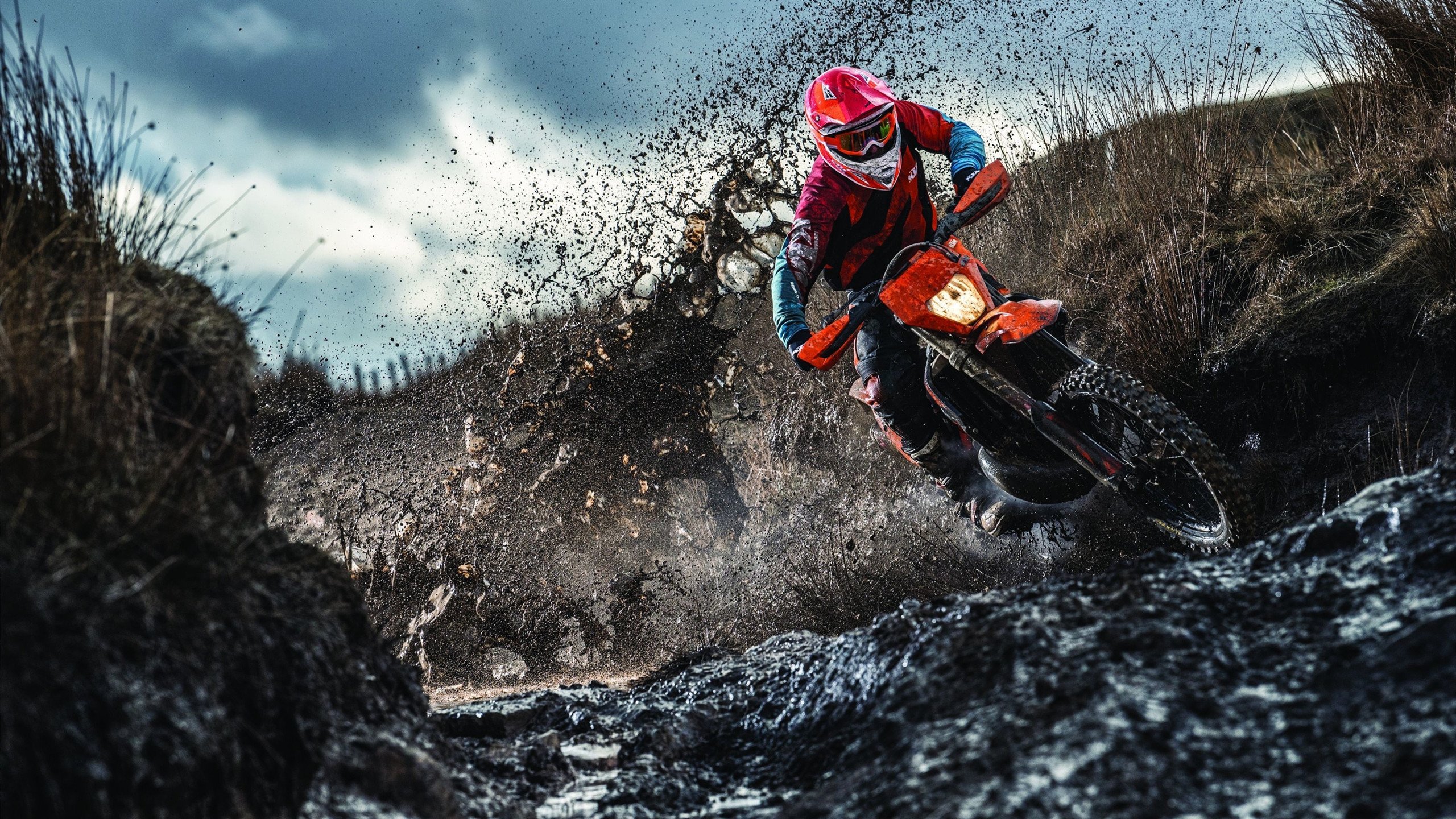 全黑队反击速度快,迅速转守为攻,成为赛事亮点,全黑队服