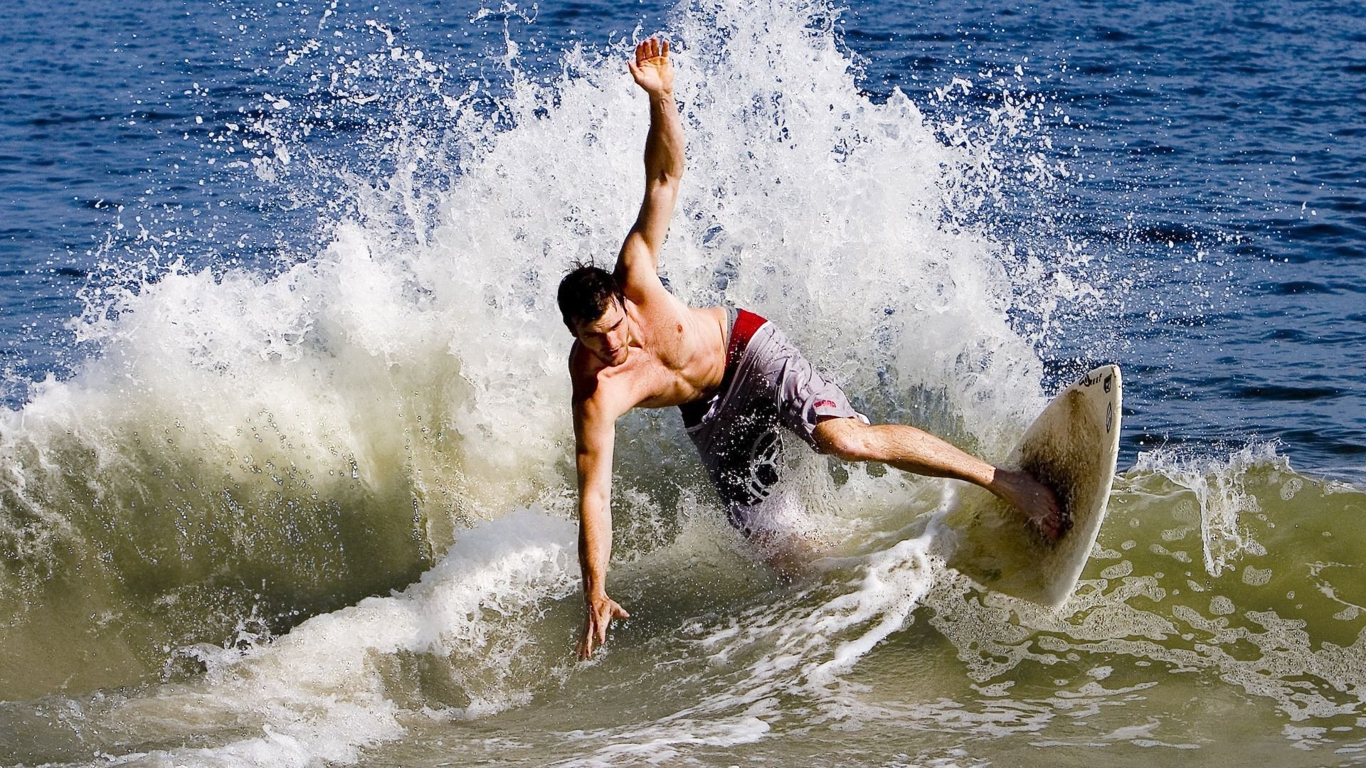 科斯泳池内外双重突破赢得掌声